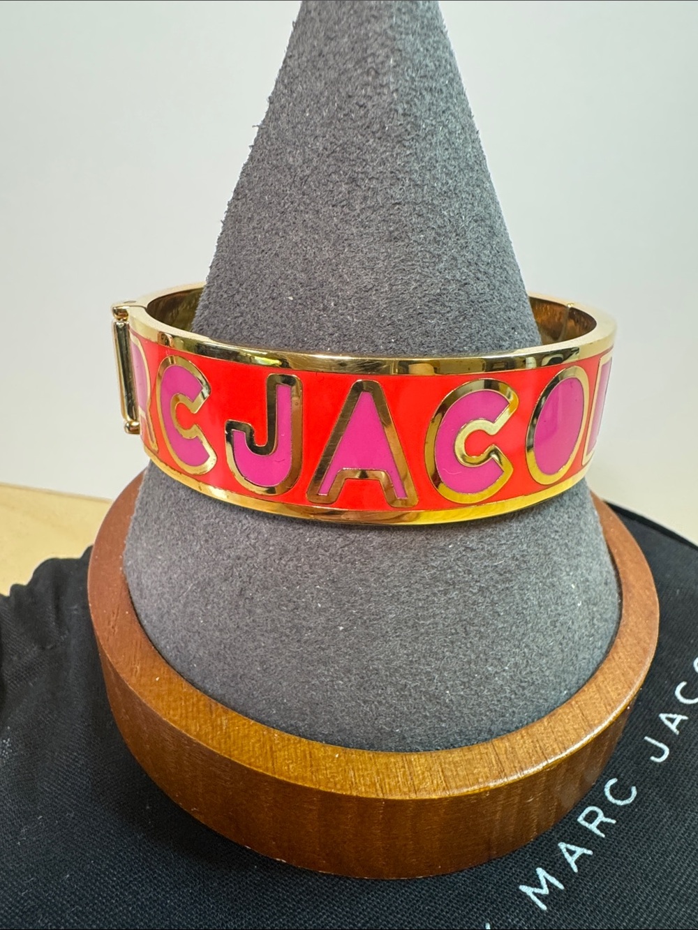 Awesome Marc By Marc Jacobs enameled hot pink & gold tone lettered hinged bangle